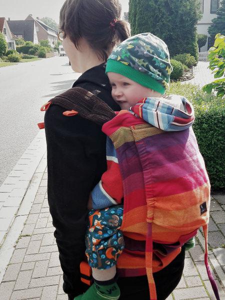 MilaMai - Tragen auf dem Rücken Der MilaMai. Ich trage meinen Sohn mit dem MilaMai auf dem Rücken.