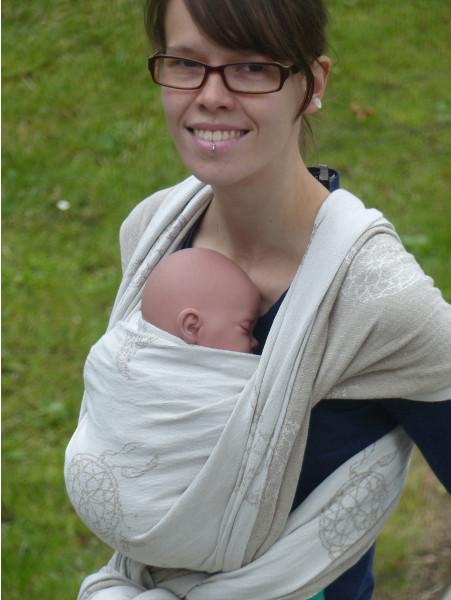 Das Tragetuch Catch my dream von Woven Bliss getragen mit Neugeborenenpuppe.