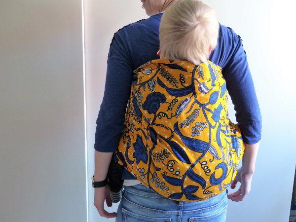 Safrika-Tragetuch. Ich trage meinen 3-jährigen Sohn im Safrika-Tuch. Das Foto ist von hinten aufgenommen.