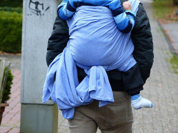 Pure Baby Love. Mein Mann trägt unseren Sohn im Double Hammock auf dem Rücken.