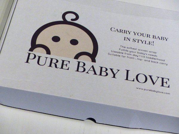 Pure Baby Love. Aufnahme des Kartons, in dem das Tragetuch verschickt wird.