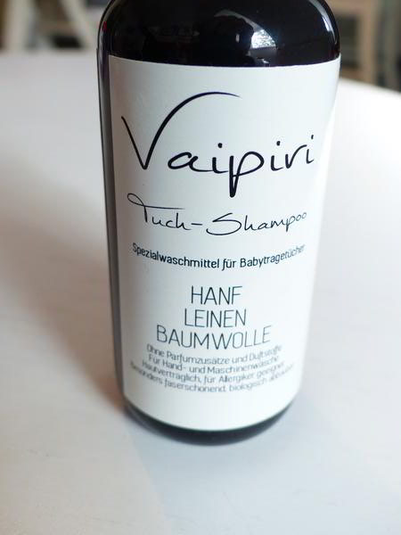 Vaipiri Tuch-Shampoo. Aufnahme der stehenden Waschmittelflasche.