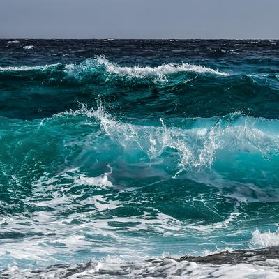 Aufnahme einer Welle auf dem Ozean.