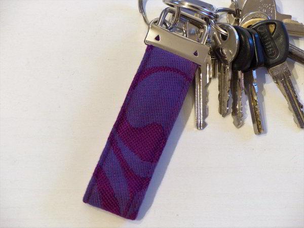 Ein Schlüsselanhänger, genäht aus einem Stück Tragetuch von Artipoppe.