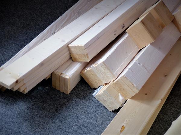 Das Material. Ein Stapel Holz.