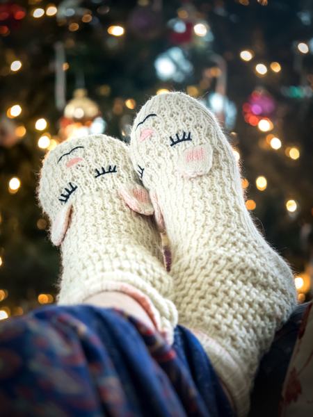 Aufnahme von Füßen in Wollsocken.