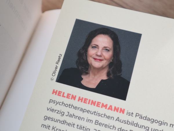 Aufnahme des Autorinnenfotos von Helen Heinemann im Buch.