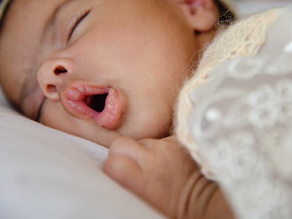 Aufnahme eines schlafenden Babys mit offenem Mund.