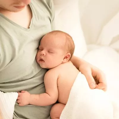 Meine Tochter schläft mit Stoffwindel auf dem Bauch meines Mannes.