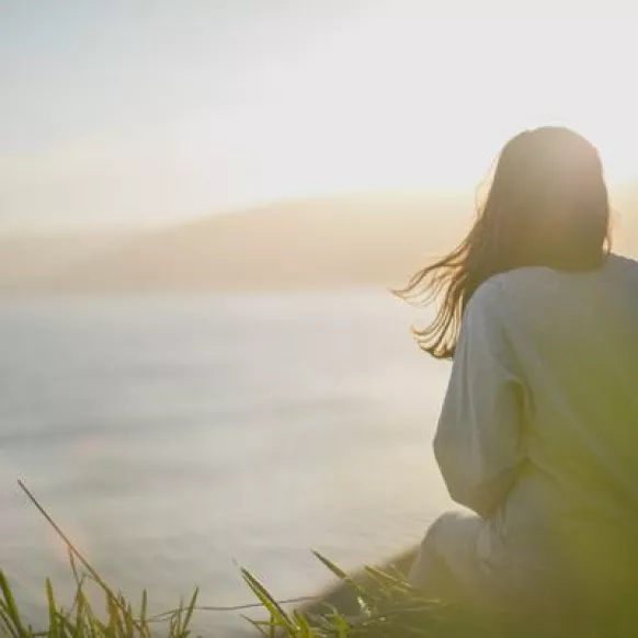 Eine Frau bei der Meditation.